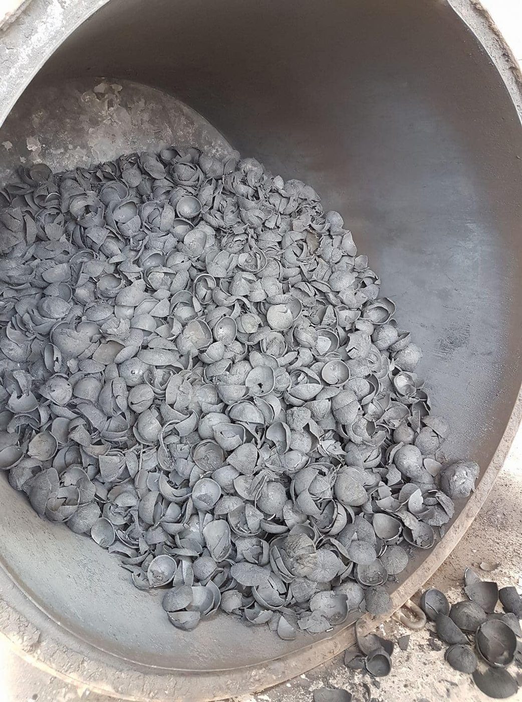 Coconut shell charcoal traditional drum carbonization production process