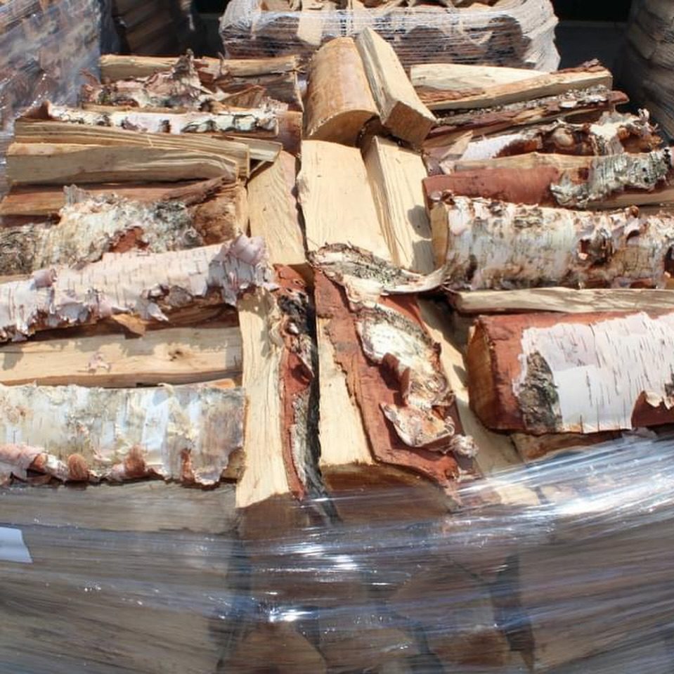 Kiln-dried firewood species selection loaded for EU truck delivery