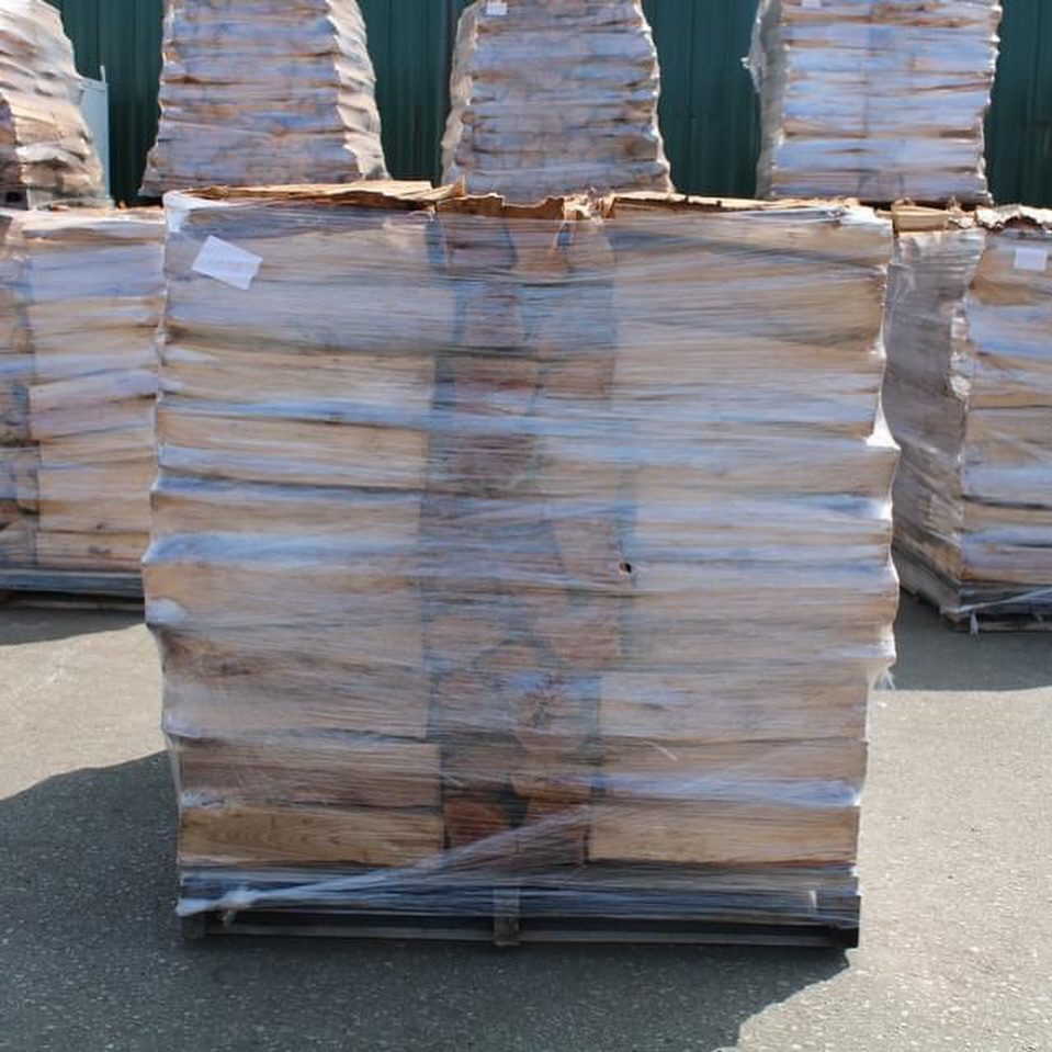 Kiln-dried firewood species selection loaded for EU truck delivery
