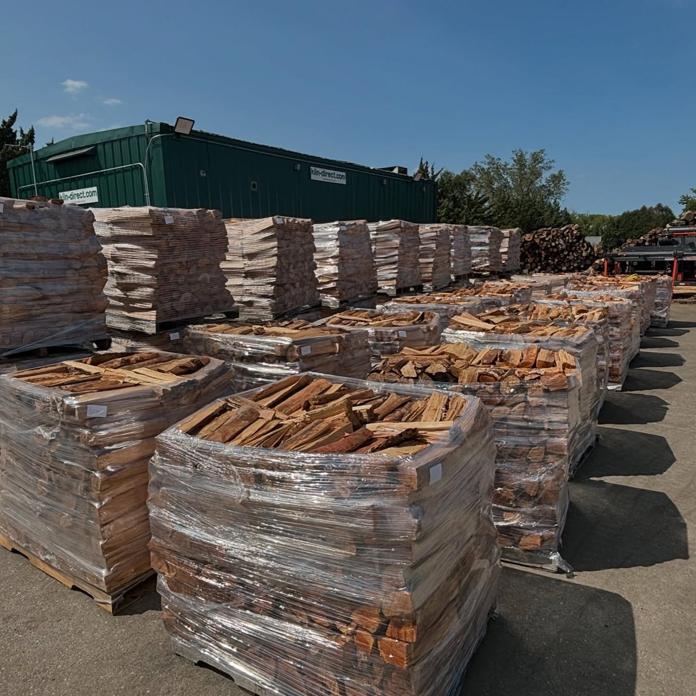 Kiln-dried firewood species selection loaded for EU truck delivery